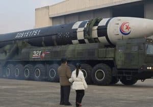 رهبر کره شمالی: با سلاح اتمی به تهدیدهای اتمی پاسخ می‌دهیم